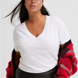 Torrid Classic Fit Cotton Blend Tee White V Neck Womens size M Torrid 00